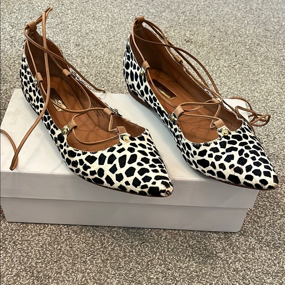HALOGEN Women’s size 9 lace up kitten toe animal print flats. REAL FUR lightwear